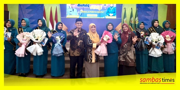 Wakil Bupati Sambas Heroaldi bersama Ketua Genre Kabupaten Sambas Hj Yunisa dan bunda Genre mengabadikan sesi foto bersama, di Aula Utama Kantor Bupati Sambas, Jumat (13/2/2026).