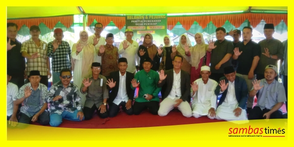 Panitia Pemekaran Desa Penjajap mengabadikan momen foto bersama usai Sosialisasi Akbar pemekaran desa, di Depan Kantor Desa Penjajap, Minggu (15/2/2026) lalu.
