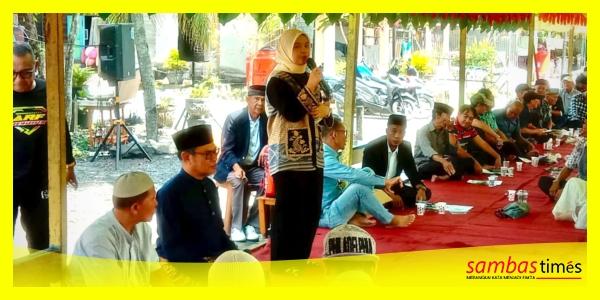 Nada Harashti Anggota DPRD Sambas dari Fraksi Golkar memberikan dukungan pada Sosialisasi Akbar Pemekaran Desa Penjajap di depan Kantor Desa Penjajap. Minggu (15/2/2026).