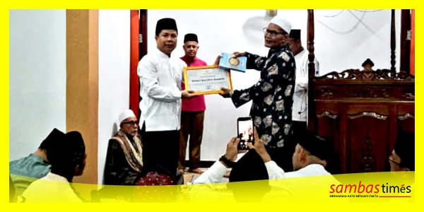 Bupati Sambas H Satono menyerahkan Hibah Bantuan Masjid pada Safari Ramadan di Masjid Uswatun Hasanah, Desa Serindang, Kecamatan Tebas, Selasa (3/3/2026).
