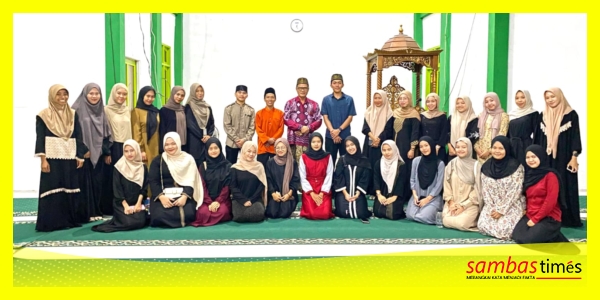 Mahasiswa HIMA PGMI UNISSAS mengabadikan sesi Foto Bersama Rektor dan Ketua Prodi PGMI UNISSAS usai kegiatan Kajian Islami di Masjid Akhlakul Karimah UNISSAS, Selasa (3/3/2026).