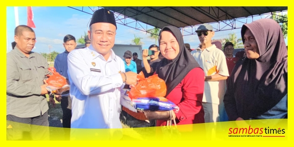 Wakil Gubenur Kalimantan Barat, Krisantus Kurniawan menyerahkan secara simbolis paket sembako kepada perwakilan masyarakat, dihalaman Kantor Camat Tekarang, Rabu (4/3/2016).