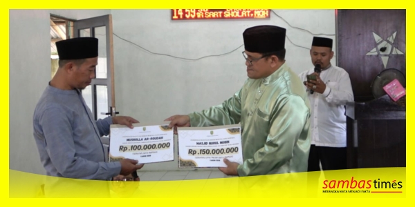 Wakil Bupati Sambas Heroaldi menyerahkan hibah Masjid melalui Camat Tekarang, Kabupaten Sambas di Masjid Nurul Hidayah, Desa Lela, Kecamatan Teluk Keramat, Kamis (4/3/2026).