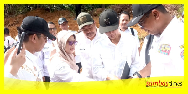 Sekda Sambas, Ferry Madagaskar bersama Kepala BPPD Kabupaten Sambas, Septiza mendampingi Sekretaris BNPP RI, Komjen Pol Makhruzi Rahman meninjau Pos Lintas Batas Negara (PLBN) Temajuk. Rabu (4/3/2026).
