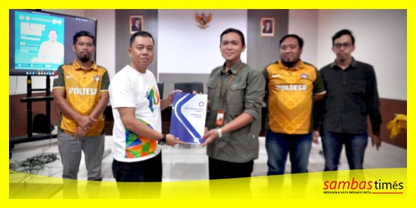 Direktur Poltesa, Yuliansyah menyerahkan SK Tiga Agen Perubahan 2026 di Aula Rapat Gedung A Lantai II Poltesa, Jumat (6/3/2026).