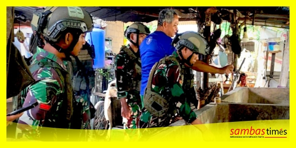 Dankipur 1 Kapten Inf Haris Verbiyan Saputra bersama anggota di peternakan Babi milik Fransiskus Sugiono di Sijangkung, Singkawang, Minggu (8/3/2026).