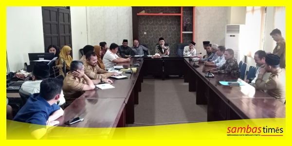 Wakil Ketua DPRD Sambas, Lerry Kurniawan Figo didampingi Wakil Ketua DPRD Sambas, Sehan A Rahman dan Ferdinan Syolihin pada RDP Progres CDOB KSU, di Rumah Rapat Komisi DPRD Sambas, Senin (9/3/2026).