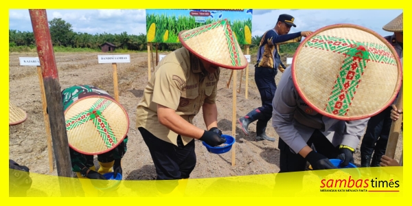 Wakil Bupati Sambas Heroaldi bersama Kapolres Sambas AKBP Wahyu Jati Wibowo pada penanaman Jagung Serentak Kuartal I Tahun 2026, di Jalan Lingkar Desa Kartiasa, Kecamatan Sambas, Sabtu (7/3/2026).
