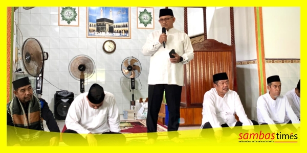 Wakil Bupati Sambas Heroaldi Djuhardi Alwi menyampaikan Informasi Kabupaten Sambas pada Safari Ramadan di Masjid Nuurush Shobaah, Desa Sungai Toman, Kecamatan Salatiga, Senin (9/3/2026).