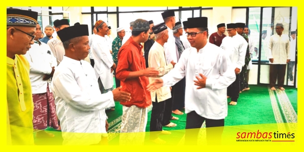 Bupati Sambas H Satono saat melaksanakan Safari Ramadan Pemerintah Kabupaten Sambas si Masjid Jami’ Al Atqiya’, Desa Kartiasa, Kecamatan Sambas, Rabu (11/3/2026). 