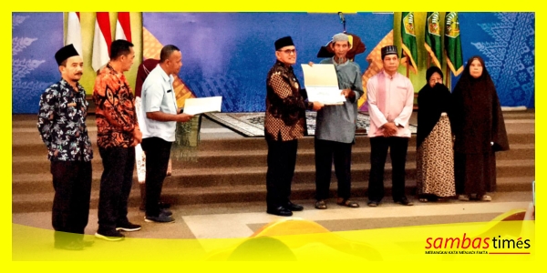 Wakil Bupati Sambas Heroaldi menyerahkan Tali Asih kepada Imam Masjid, Guru Ngaji dan Pengurus Jenazah di Aula Utama Kantor Bupati Sambas, Kamis (12/3/2026).