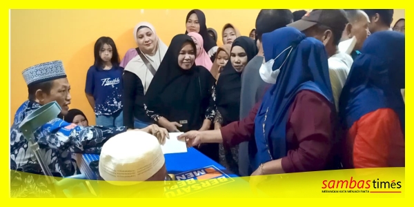 Ketua DPD Nasdem Kabupaten Sambas H Subhan Nur menyerahkan Santunan Ramadan kepada Janda dan Anak Yatim di Sekretariat DPD Nasdem Kabupaten Sambas, Senin (16/3/2026).