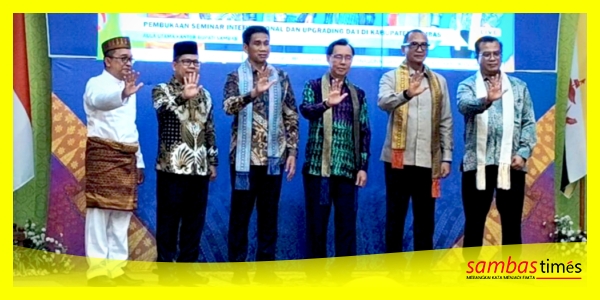 Erwin Mahrus Ketua Panitia Pelaksana (Pakaian Teluk Belanga Putih) mengabadikan momen foto bersama Wamendagri, Bupati Sambas dan tamu undangan Seminar International dan Upgrading Dai di Aula Utama Kantor Bupati Sambas, Selasa (7/4/2026).