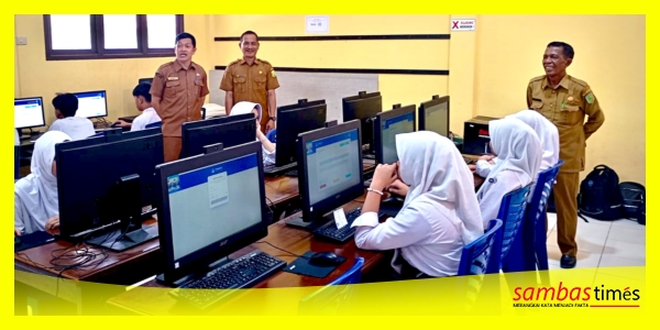 Kadisdikbud Kabupaten Sambas, Arsyad didampingi Rahmansyah Kabid SMP melakukan Monev TKA di salah satu sekolah SMP di Kabupaten Sambas, Rabu (8/4/2026).