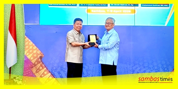 Bupati Sambas H Satono bertukar Cenderamata bersama Menteri Industri Makanan, Komoditi, dan Pembangunan Wilayah Sarawak YB Dato Sri Dr Stephen Rundi Anak Utom, di Aula Utama Kantor Bupati Sambas, Rabu (8/4/2026).