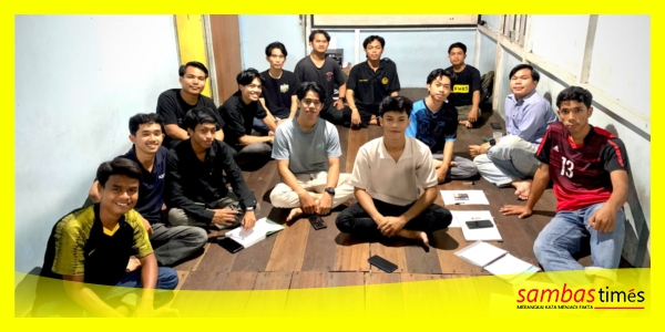 Pengurus Komite Mahasiswa Kabupaten Sambas (KMKS) di Asrama KMKS, Sabtu (11/5/2026).