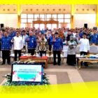 Sekda Kalbar, Bupati Sambas, Wakil Ketua DPRD Kalbar, Anggota DPRD Kalbar dan OPD Kalbar, Wakil Bupati Sambas, Sekda Sambas, Forkopimda Kabupaten Sambas serta pejabat Kabupaten Sambas Foto bersama di Aula Utama Kantor Bupati Sambas, Jumat (17/4/2026).
