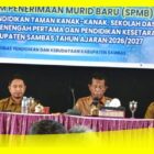 Kadisdikbud Kabupaten Sambas, Arsyad bersama lintas sektor pada Sosialisasi SPMB 2026/2027 di Aula Disdikbud Kabupaten Sambas, Senin (20/4/2026).