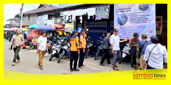 BPBD Kabupaten Sambas dan Satpol PP mengkampanyekan Cegah Karhutla di Tengah El Nino kepada masyarakat Pasar Rabu, Kecamatan Galing, Rabu (22/04/2026).