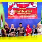 Wakil Bupati Sambas Heroaldi mengabadikan momen foto bersama usai Peringatan Hari Kartini di Aula Utama Kantor Bupati Sambas, Jumat (24/4/2026).