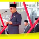 Bupati Sambas H Satono menyampaikan amanat Mendagri RI Tito Karnavian pada Peringatan Hari OTDA ke-30 di Halaman Kantor Bupati Sambas, Senin (27/04/2026).
