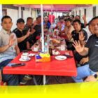 Bupati Sambas bersama Wakil Bupati Sambas dan Forkopimda Kabupaten Sambas berdiskusi santai di Warkop Pasar Sambas, Minggu (26/4/2026) pagi.