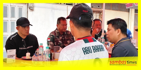Ketua DPRD Sambas H Abu Bakar saat mengikuti Diskusi Santai bersama Bupati Sambas dan Forkopimda di Warkop Pasar Sambas, Minggu (26/4/2026).