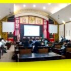 DPRD Kabupaten Sambas menggelar RDPU Jalan Segarau Parit dengan menghadirkan Pemerintah Desa, BPN dan pihak terkait di Ruang Sidang Utama Kantor DPRD Sambas, Senin (27/4/2026).