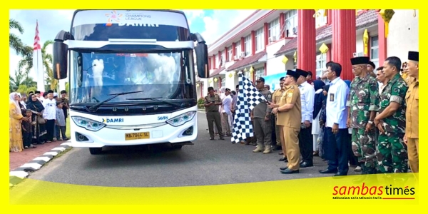 Wakil Bupati Sambas H Heroaldi Djuhardi Alwi mewakili Bupati Sambas H Satono melepas CJH di Halaman Kantor Bupati Sambas, Senin (4/5/2026) pagi.