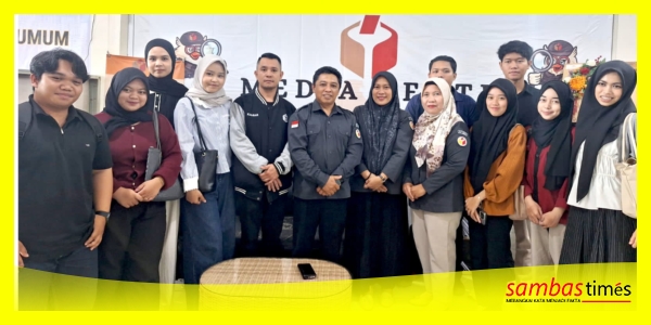 Ketua Bawaslu Kabupaten Sambas dan Anggota mengabadikan momen Foto Bersama Mahasiswa Fakultas Hukum UNISSAS usai Diskusi di Aula Bawaslu, Senin (4/5/2026).