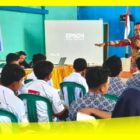 Wakil Ketua DPRD Sambas Ferdinan Syolihin menyampaikan materi pada Sosialisasi Budaya dan Etika Politik di Gedung Serbaguna Kecamatan Tangaran, Kabupaten Sambas, Selasa (12/5/2026).