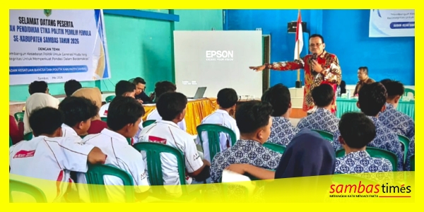 Wakil Ketua DPRD Sambas Ferdinan Syolihin menyampaikan materi pada Sosialisasi Budaya dan Etika Politik di Gedung Serbaguna Kecamatan Tangaran, Kabupaten Sambas, Selasa (12/5/2026). 