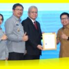 Bupati Sambas H Satono menerima Sertifikat KIK Lagu Cik-Cik Periuk yang diserahkan Sekda Kalbar, Harrison didampingi Kementerian Hukum dan HAM di Pontianak, Selasa (12/5/2026).