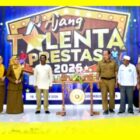 Kadisdikbud Kabupaten Sambas, Arsyad mengabadikan momen foto bersama di Gedung Keberbakatan Disdikbud Kabupaten Sambas, Senin (18/5/2026).