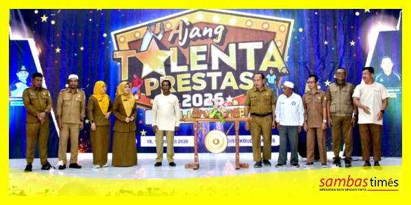 Kadisdikbud Kabupaten Sambas, Arsyad mengabadikan momen foto bersama di Gedung Keberbakatan Disdikbud Kabupaten Sambas, Senin (18/5/2026).