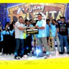Kabid SMP Rahmansyah mewakili Kadis Dikbud Kabupaten Sambas menyerahkan hadiah Juara Umum Ajang Talenta Prestasi Jenjang SMP Tahun 2026 di Gedung Keberbakatan, Kamis (21/5/2026).