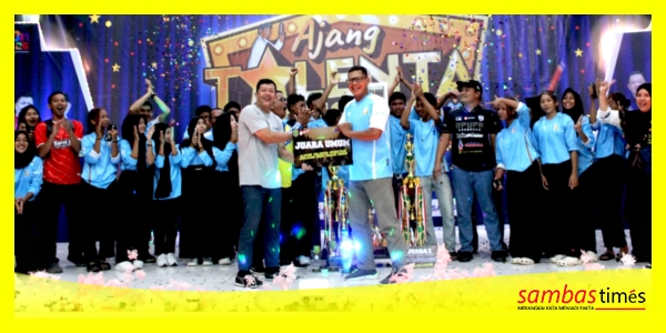 Kabid SMP Rahmansyah mewakili Kadis Dikbud Kabupaten Sambas menyerahkan hadiah Juara Umum Ajang Talenta Prestasi Jenjang SMP Tahun 2026 di Gedung Keberbakatan, Kamis (21/5/2026).