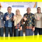 Staf Ahli Bupati Sambas mengabdikan momen foto bersama usai pertemuan Forum Staf Ahli Kepala Daerah di Aula Wisma Nusantara, PLBN Aruk, Kamis (21/5/2026).