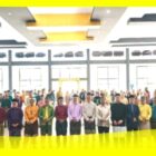 Panitia dan Peserta Konferensi Internasional mengabadikan sesi foto bersama di Auditorium Ir H Burhanuddin A Rasyid, Kampus UNNISAS, Selasa (2/6/2026).