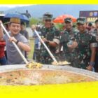 Danrem 121 ABW bersama Dandim 1208 Sambas, Bobon Santoso dan undangan pada Masak Besar Kuali Merah Putih di PLBM Aruk, Kecamatan Sajingan Besar, Minggu (7/6/2026).