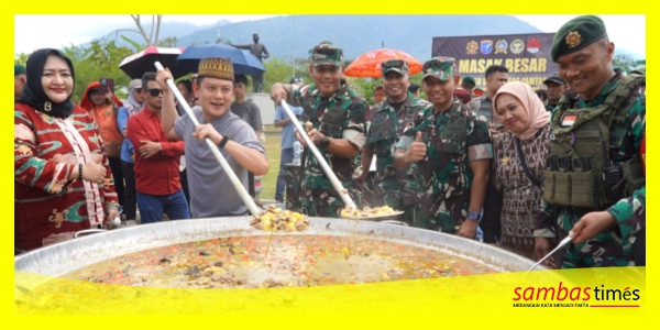 Danrem 121 ABW bersama Dandim 1208 Sambas, Bobon Santoso dan undangan pada Masak Besar Kuali Merah Putih di PLBM Aruk, Kecamatan Sajingan Besar, Minggu (7/6/2026).
