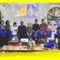 Himapol bersama Penulis Rudi Hartono dan Peserta mengabadikan momen sesi foto bersama usai Bedah Buku Level Up di Himapol Untan, Minggu (8/6/2026).