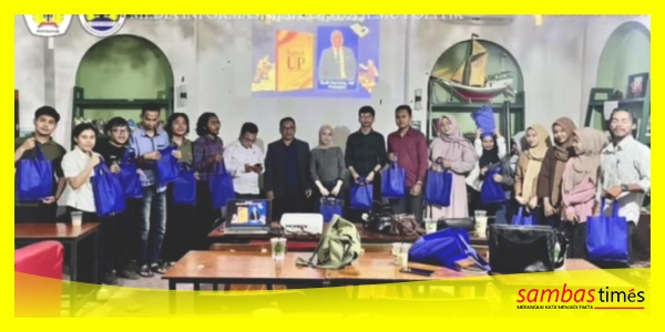 Himapol bersama Penulis Rudi Hartono dan Peserta mengabadikan momen sesi foto bersama usai Bedah Buku Level Up di Himapol Untan, Minggu (8/6/2026).