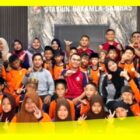 Siswa STID Bina Ananda Pemangkat mengabadikan momen foto bersama usai kunjungan ke Stasiun Bakamla di Desa Penjajah, Kecamatan Pemangkat, Kabupaten Sambas, Kamis (11/6/2026).