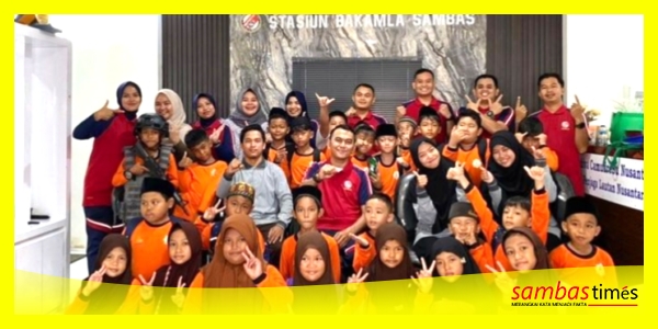 Siswa STID Bina Ananda Pemangkat mengabadikan momen foto bersama usai kunjungan ke Stasiun Bakamla di Desa Penjajah, Kecamatan Pemangkat, Kabupaten Sambas, Kamis (11/6/2026).