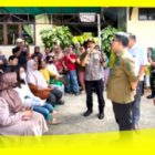 Bupati Sambas H Satono bersama Sekda Sambas dan Forkoimda pada kegiatan Operasi Pasar Murah di Kecamatan Selakau, Sabtu (13/6/2026).