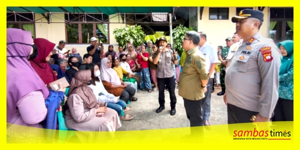 Bupati Sambas H Satono bersama Sekda Sambas dan Forkoimda pada kegiatan Operasi Pasar Murah di Kecamatan Selakau, Sabtu (13/6/2026).