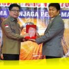 Bupati Sambas H Satono menerima Cenderamata pada peringatan Hari Waisak Bersama ke-4 di Gedung Glori, Kecamatan Jawai, Kabupaten Sambas, Sabtu (13/6/2026).
