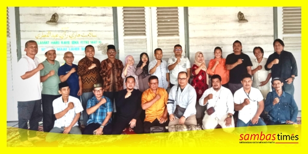 Inisiator pembentukan Yayasan Pemajuan Kebudayaan Kabupaten Sambas mengabadikan momen foto bersama di Museum Daerah Sambas usai terbentuknya yayasan Pemajuan Kebudayaan Kabupaten Sambas Jumat lalu. 