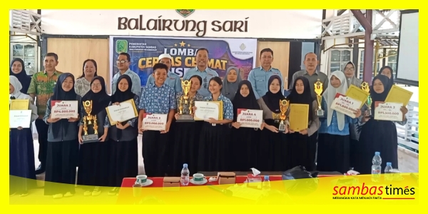 Plt Kepala UPTD Museum Sambas bersama Dewan Juri, Guru dan Juara LCC Museum Tahun 2026 mengabadikan momen Foto Bersama di Balairung Sari Bupati Sambas, Kamis (18/6/2026).